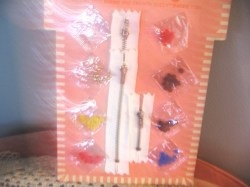 1963 BARBIE MIDGE 2 SM, 1 LONG WHITE ZIP, 1 BEAD 7 BUTTONS ON PK